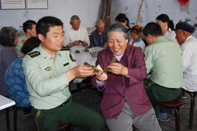 趙德恒與孤寡老人共度端午佳節(jié) 。 濱州市公安局海岸警察支隊岔尖派出所供圖