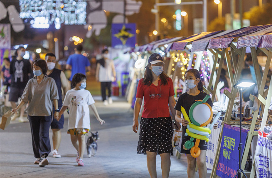 青年無限宇宙潮動市集匯聚眾多文創(chuàng)產(chǎn)品，豐富市民夜生活。王英浩攝