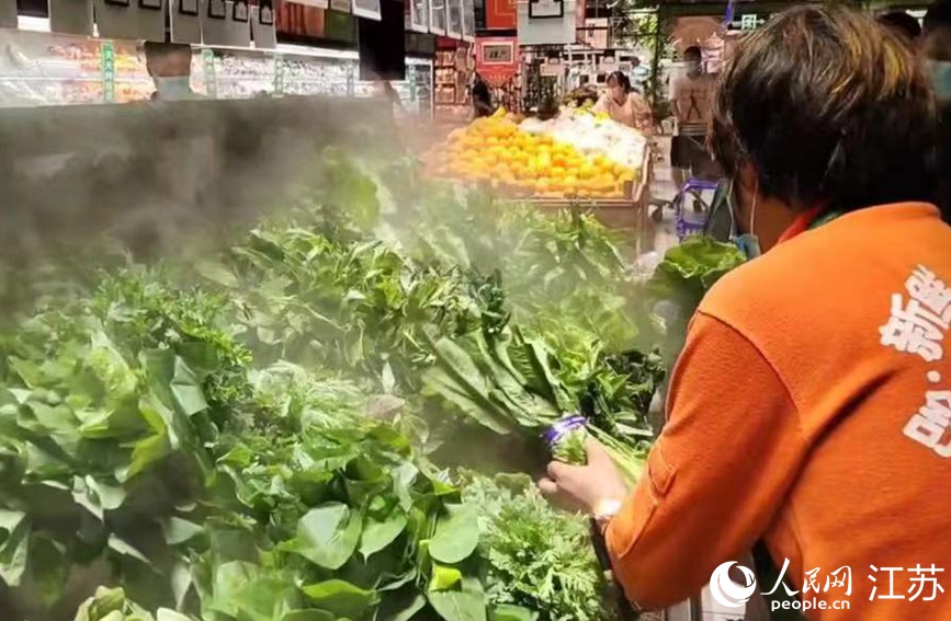 在大潤發(fā)長江北路店里，果蔬、肉蛋等生活必需品種類齊全，供應充足，市民正有序選購。無錫市委網(wǎng)信辦供圖