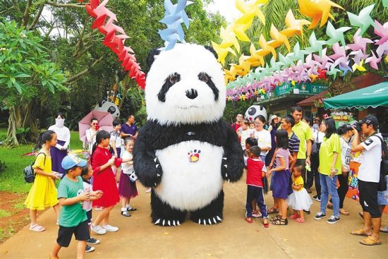 5月2日上午，“五一”小長(zhǎng)假的第二天，海口熱帶野生動(dòng)植物園迎來(lái)客流小高峰，園區(qū)里可愛(ài)的“大熊貓”造型吸引眾多小游客。海南日?qǐng)?bào)記者 張茂 通訊員 熊麗 攝