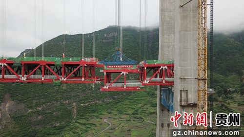 5月30日，貴州習(xí)水，世界山區(qū)峽谷第一高塔懸索橋——赤水河大橋最后一節(jié)鋼桁梁正在拼裝。赤水