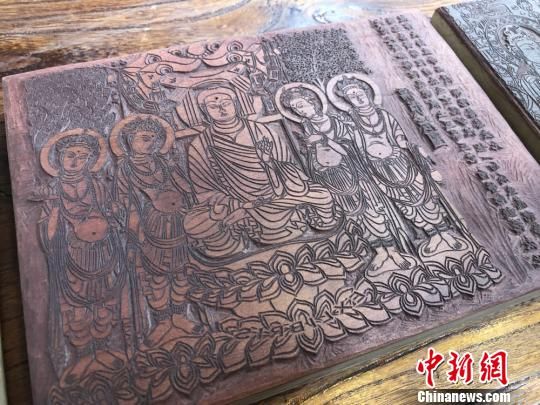 圖為創(chuàng)作的敦煌壁畫題材的雕刻作品。　徐雪 攝