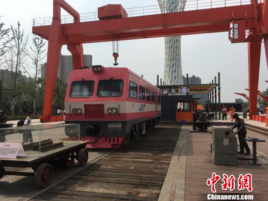 公園內(nèi)的火車車廂與貨場龍門吊等工業(yè)遺跡。　高紅超 攝