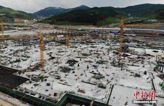 6月28日，航拍鏡頭下的河北張家口冬奧會太子城冰雪小鎮(zhèn)項目。太子城冰雪小鎮(zhèn)項目位于2022年冬奧會張家口賽區(qū)核心區(qū)，連接張家口賽區(qū)云頂和古楊樹兩個競賽場館群，建成后將承擔賽時核心區(qū)配套保障功能，提供冬奧頒獎、貴賓接待、交通換乘、休閑娛樂等服務，賽后將成為一座國際化四季度假小鎮(zhèn)。 中新社記者 楊艷敏 攝