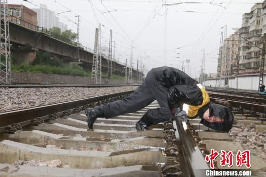 蘭州西工務(wù)段蘭州線路車(chē)間職工檢查線路幾何尺寸?！⊥豕廨x 攝