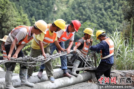 8月13日，融水苗族自治縣境內的羅融二級公路施工路段，工人們正冒著37℃的高溫在進行作業(yè)。