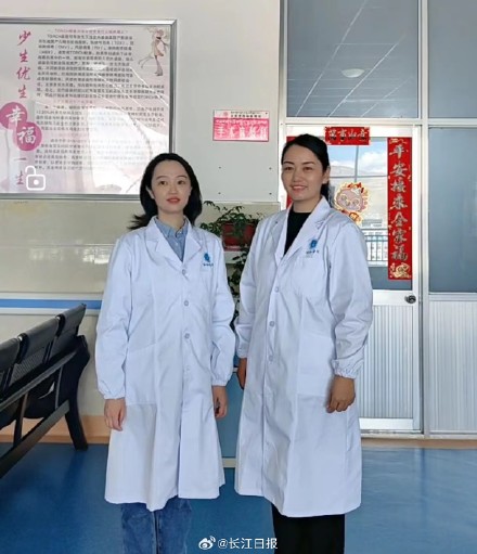 “有醫(yī)生嗎？有人暈倒了！”武漢協(xié)和醫(yī)院援藏醫(yī)療隊(duì)員聽到呼救就沖了上去