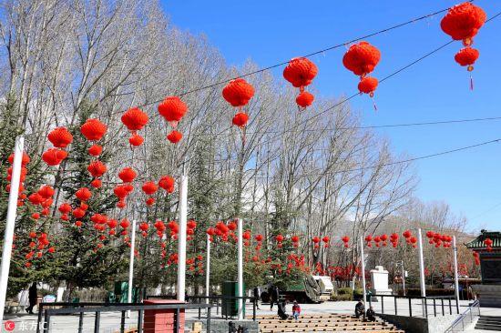 2月10日，古城拉薩宗角祿康公園紅彤彤的燈籠高掛，洋溢著濃郁的節(jié)日喜慶氛圍。