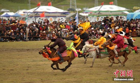 8月4日，四川理塘“八一”賽馬場上演一場精彩的馬術(shù)競技比賽，引來上萬民眾和游客觀賽。 中新社記者 劉忠俊 攝