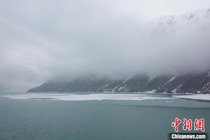 然烏湖春雪飄落。　冉文娟 攝