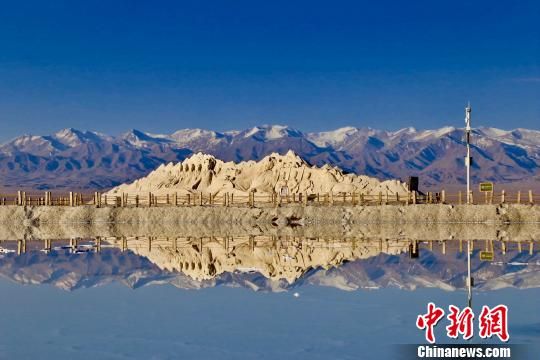 圖為“青海茶卡鹽湖”景區(qū)。（資料圖）　張?zhí)砀！z