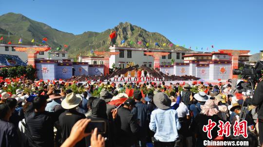 “心連心”藝術(shù)團在西藏拉薩進行慰問演出