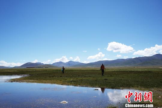 游客體驗(yàn)在藏徒步：一面是雪域美景，一面是城市巨變