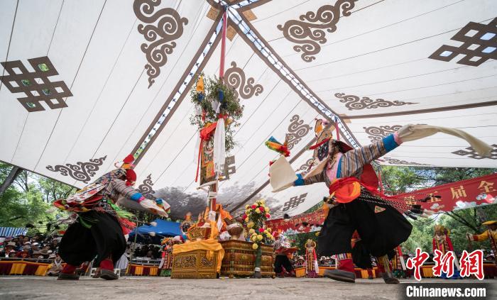 圖為2018年8月12日，西藏拉薩雪頓節(jié)期間，羅布林卡公園內(nèi)舉行的藏戲比賽吸引了眾多藏族民眾和國內(nèi)外游客前來觀看(資料圖)?！『闻罾?攝