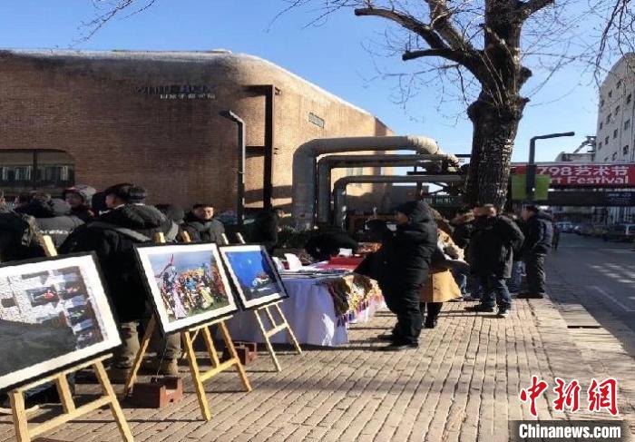 圖為往屆攝影大賽在內(nèi)地城市巡回展(資料圖)?；顒臃?供圖