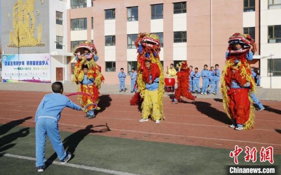 圖為西寧市陽(yáng)光小學(xué)學(xué)生參加舞獅社團(tuán)?！●R銘言 攝