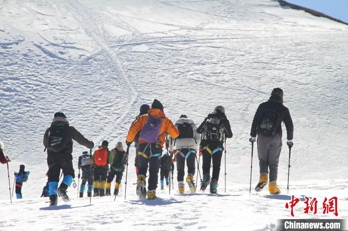 圖為2019年，普通民眾在洛堆峰體驗登雪山活動。資料圖 趙朗 攝