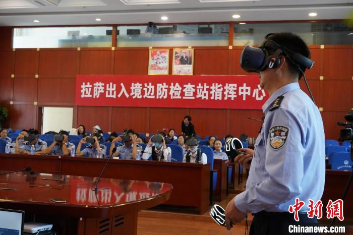 圖為移民管理警察、機場工作人員等體驗VR學黨史?！≯ㄔ?攝