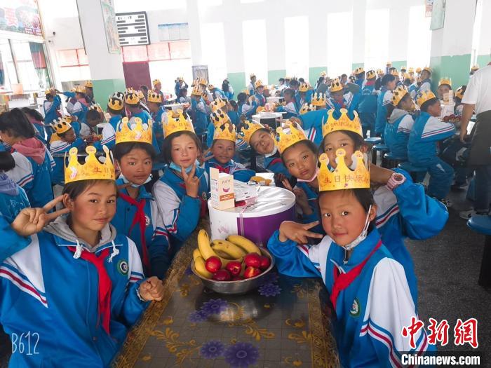 圖為加查縣安繞鎮(zhèn)小學(xué)學(xué)生集體過六一兒童節(jié)?！“怖@鎮(zhèn)小學(xué)供圖