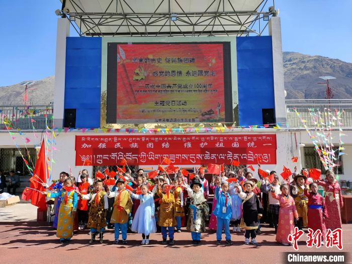 圖為加查縣安繞鎮(zhèn)小學(xué)各民族代表學(xué)生齊唱紅歌。　安繞鎮(zhèn)小學(xué)供圖