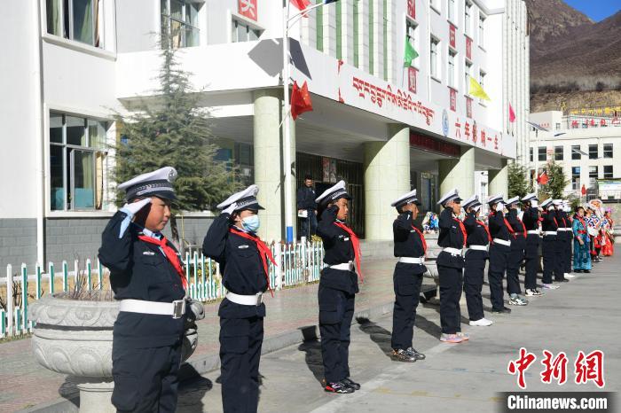 圖為加查縣安繞鎮(zhèn)小學(xué)學(xué)生爭當“小交警”體驗交警工作?！∝暩聛硭?攝