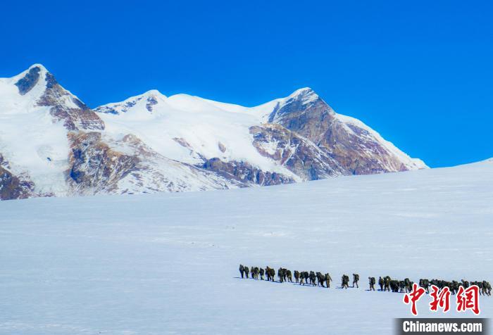 官兵攀爬、翻越、穿行在雪山?！∥鞑厣侥宪姺謪^(qū)某團(tuán)供圖