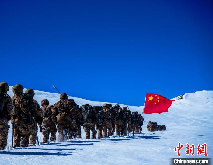 官兵攀爬、翻越、穿行在雪山?！∥鞑厣侥宪姺謪^(qū)某團(tuán)供圖