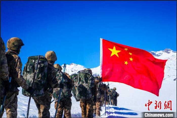 官兵攀爬、翻越、穿行在雪山?！∥鞑厣侥宪姺謪^(qū)某團(tuán)供圖