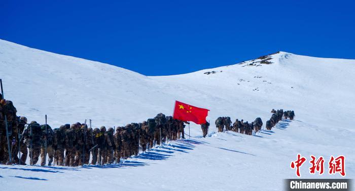 官兵攀爬、翻越、穿行在雪山?！∥鞑厣侥宪姺謪^(qū)某團(tuán)供圖