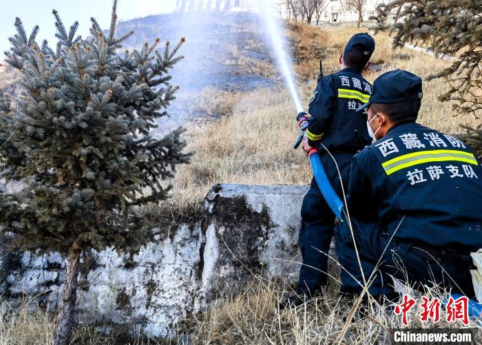 12月6日，布達(dá)拉宮消防救援大隊(duì)在布達(dá)拉宮山體林草區(qū)域開展?jié)窕ぷ?。　劉?攝