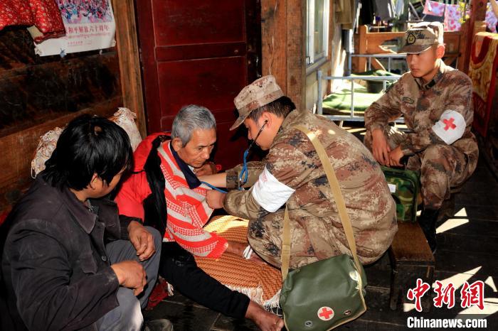 資料圖為墨脫邊防官兵為行動不便的民眾免費巡診。　馬軍供圖