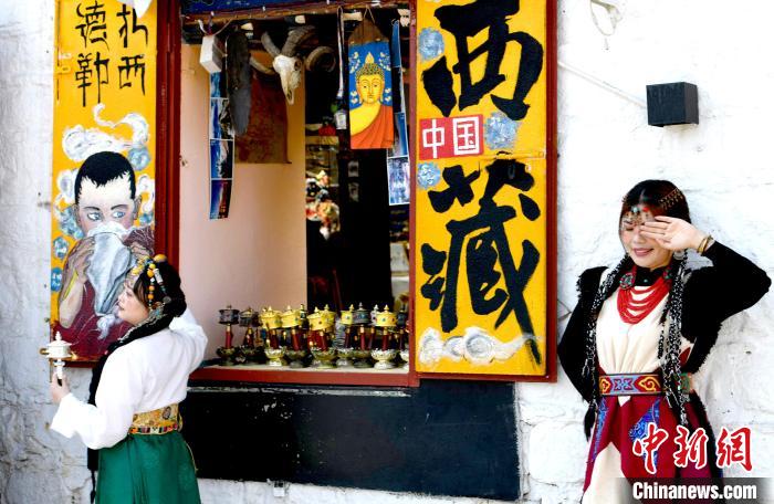 4月17日，游客身著藏式元素服裝在拉薩八廓街拍照留念?！±盍?攝