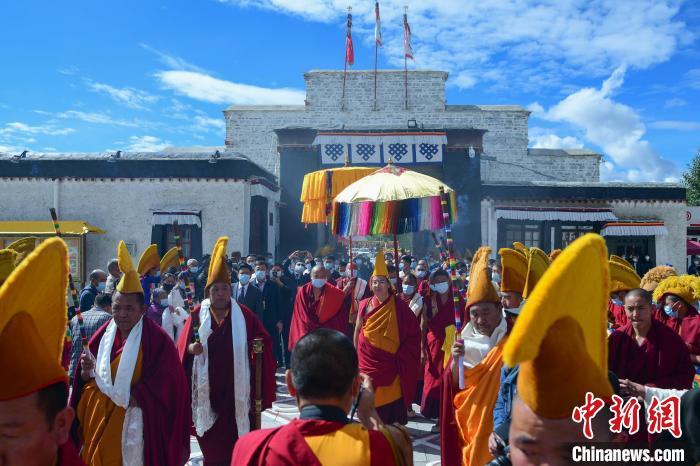 8月8日，全國(guó)政協(xié)常委、中國(guó)佛教協(xié)會(huì)副會(huì)長(zhǎng)、中國(guó)佛協(xié)西藏分會(huì)會(huì)長(zhǎng)班禪額爾德尼·確吉杰布從拉薩回到駐錫地扎什倫布寺。 <a target='_blank' ><p  align=