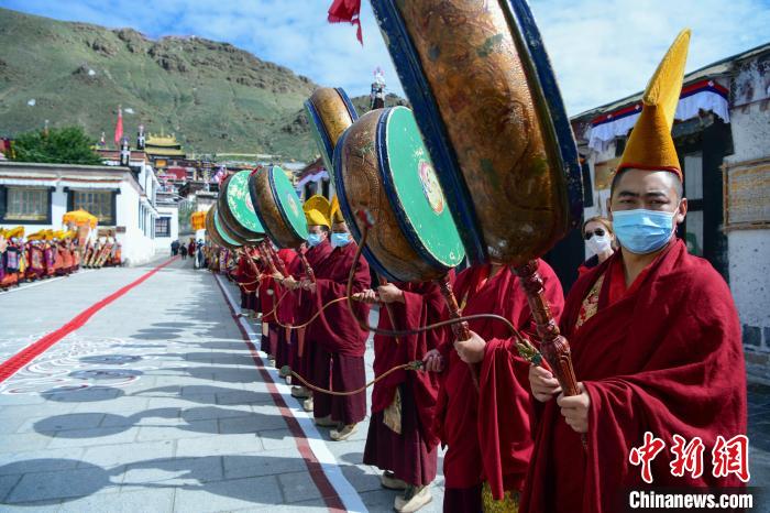 8月8日，班禪回到駐錫地扎什倫布寺，僧人們以最高規(guī)格的藏傳佛教傳統(tǒng)儀式迎接班禪到來(lái)?！?貢嘎來(lái)松 攝