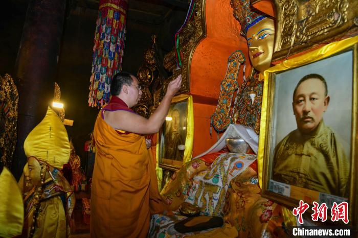 8月8日，班禪在扎什倫布寺措欽大殿朝拜佛祖釋迦牟尼佛像?！?貢嘎來(lái)松 攝