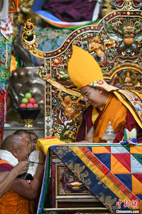 8月23日，班禪來到申扎縣色布寺禮佛、講經，色布寺高僧向班禪敬獻經書。<a target='_blank' ><p  align=