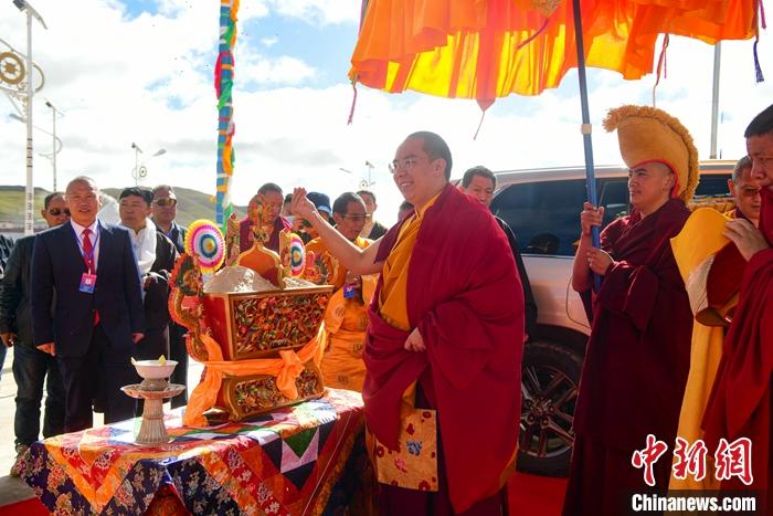 8月26日，班禪來到安多縣白日寺禮佛、講經，該寺以最高禮儀迎請班禪。<a target='_blank' ><p  align=