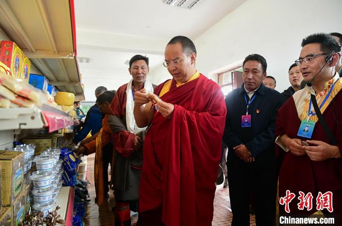 8月27日，班禪在聶榮嘎確牧業(yè)產業(yè)示范基地畜產品銷售區(qū)參觀考察。<a target='_blank' ><p  align=