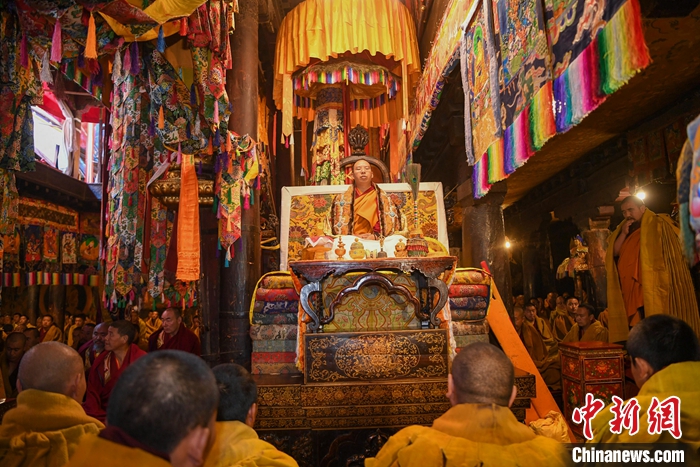 10月27日，扎什倫布寺舉行吉祥祈愿法會，慶祝班禪額爾德尼·確吉杰布獲得“嘎欽”學位。圖為班禪在法會上帶領僧人誦經(jīng)。<a target='_blank' ><p  align=