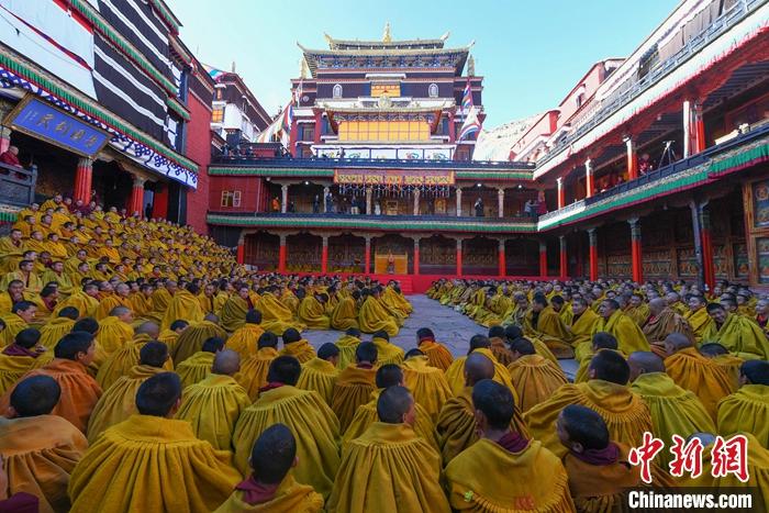 10月26日，班禪在扎什倫布寺多加大院參加“嘎欽”學位立宗答辯，全寺僧人齊聚一堂，共同見證這一殊勝時刻。<a target='_blank' ><p  align=