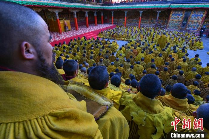 10月26日，班禪在扎什倫布寺參加“嘎欽”學位立宗答辯。圖為扎寺僧人在多加大院集體誦經(jīng)祈福。<a target='_blank' ><p  align=