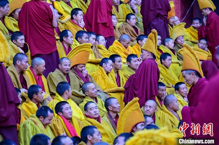 10月26日，班禪在扎什倫布寺參加“嘎欽”學位立宗答辯，圖為扎寺僧人同時在多加大院辯經(jīng)。<a target='_blank' ><p  align=