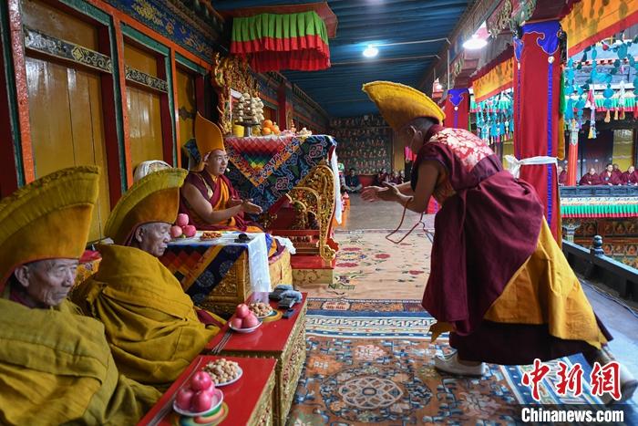 10月26日，班禪在扎什倫布寺參加“嘎欽”學位立宗答辯。圖為班禪作為立論者與經(jīng)師助理辯論。<a target='_blank' ><p  align=