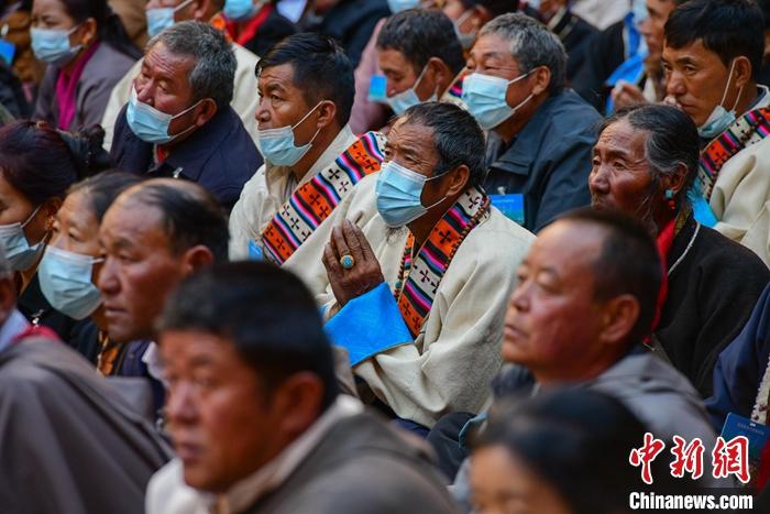 10月26日，信眾在扎什倫布寺現(xiàn)場見證班禪參加“嘎欽”學位立宗答辯。<a target='_blank' ><p  align=