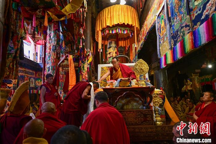 10月27日，扎什倫布寺舉行慶祝班禪額爾德尼·確吉杰布獲得“嘎欽”學位吉祥祈愿法會，班禪在法會上為僧人摸頂賜福。<a target='_blank' ><p  align=