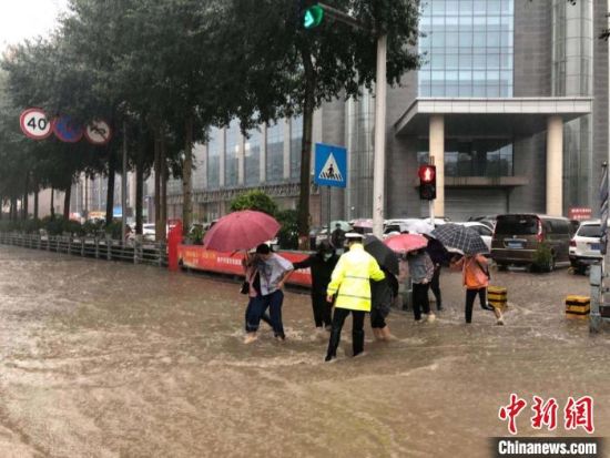 8月28日，青海省東部出現(xiàn)強降水天氣過程，其中西寧地區(qū)出現(xiàn)入汛以來雨量最大、強度最大的強降水過程。西寧交警供圖