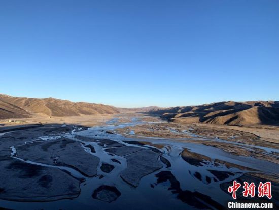 圖為三江源腹地，黃河流經(jīng)達日縣。（資料圖） 孫睿 攝 　　