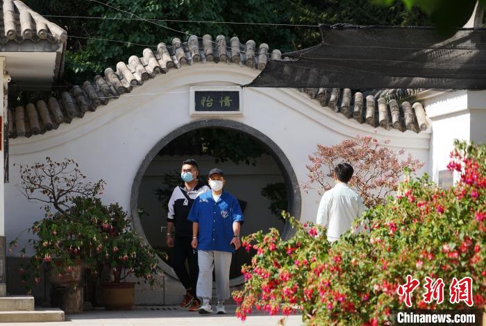 圖為市民在西寧園林植物園內(nèi)觀花賞景。　馬銘言 攝