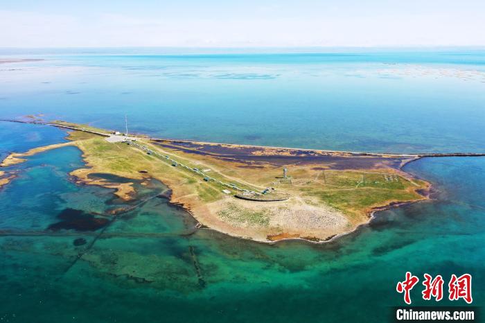 圖為無人機航拍青海湖。　趙海梅 攝