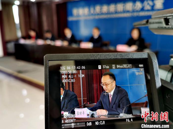 圖為青海省水利廳廳長張世豐參加新聞發(fā)布會?！?zhí)砀?攝